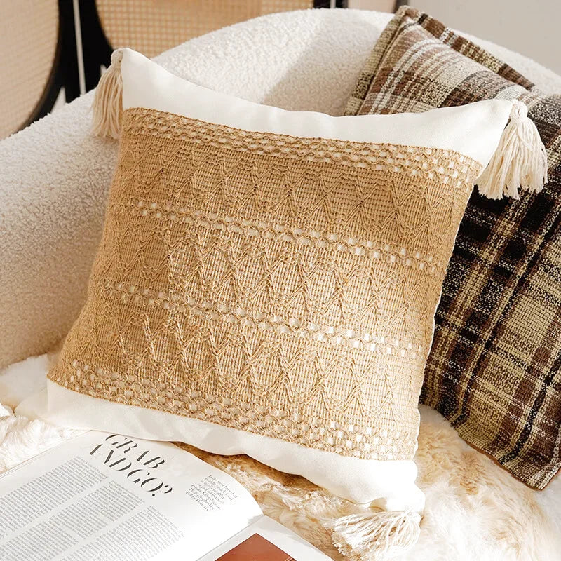 Housse de Coussin Brodé Style Dentelle Beige & Blanc Avec Pompon